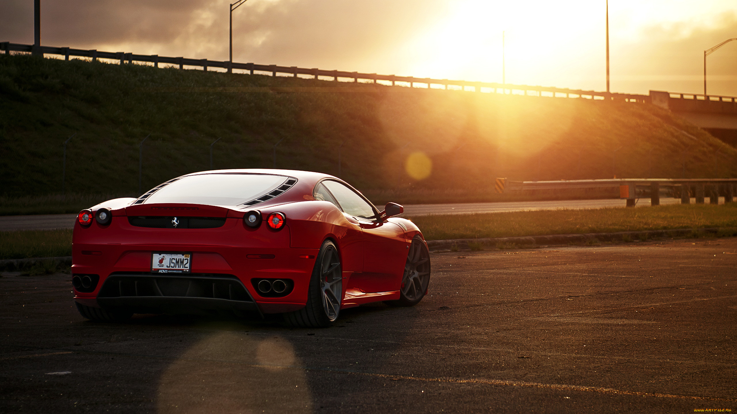 Ferrari f430 на фоне дома